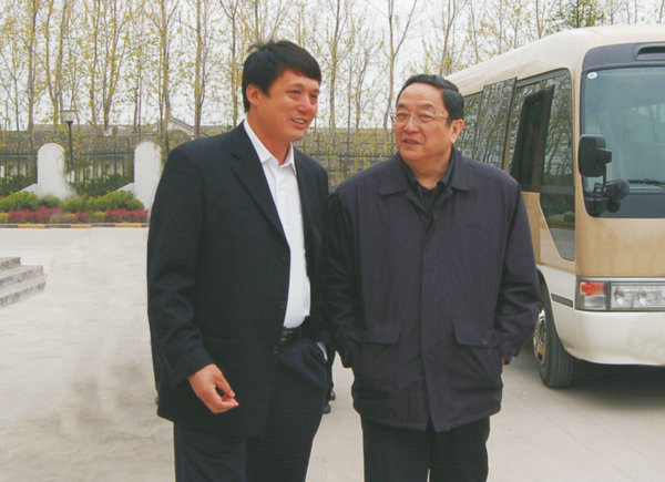 曾任中共十八屆中央政治局常委，第十二屆全國政協(xié)主席、時(shí)任湖北省委書(shū)記俞正聲視察萊克集團