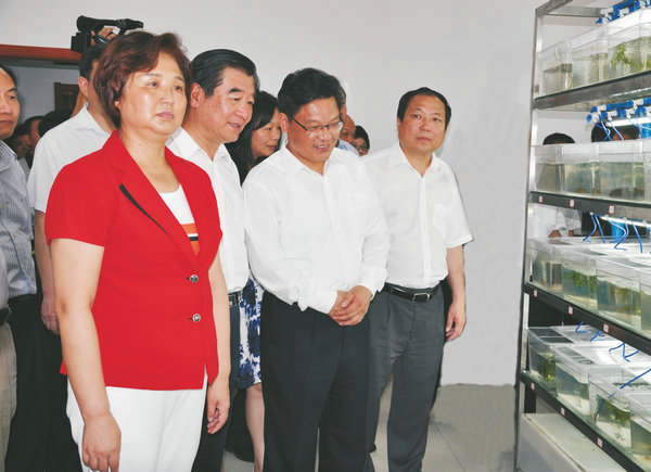 湖北省人大常委會(huì )副主任、黨組書(shū)記王玲視察萊克小龍蝦選育繁育中心
