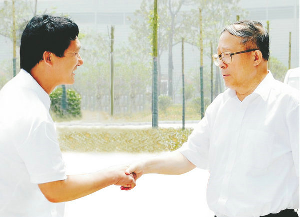 中央政治局委員、天津市委書(shū)記、時(shí)任湖北省委書(shū)記李鴻忠視察萊克小龍蝦選育繁育中心