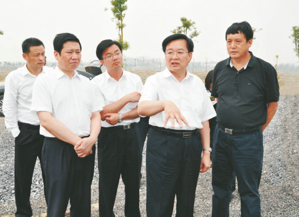 十九屆中央委員、河南省委書(shū)記、時(shí)任湖北省長(cháng)王國生視察萊克小龍蝦選育繁育中心