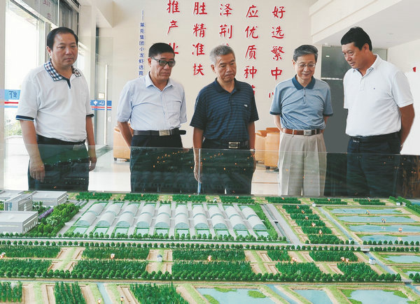 全國人大常委會(huì )民族委員會(huì )委員、湖北省民營(yíng)經(jīng)濟促進(jìn)會(huì )會(huì )長(cháng)蘇曉云等一行、視察萊克小龍蝦選育繁育中心